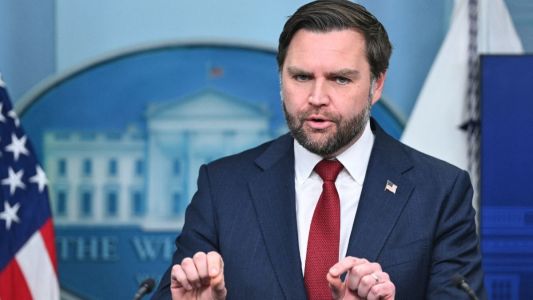 JD Vance, vice presidente dos Estados Unidos, fala sobre a morte de cidadã americana por polícia imigratória em coletiva de imprensa nesta quinta-feira (8)