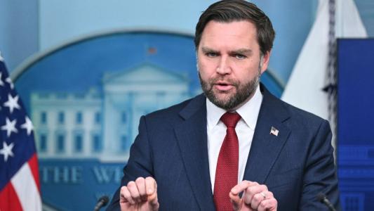 JD Vance, vice presidente dos Estados Unidos, fala sobre a morte de cidadã americana por polícia imigratória em coletiva de imprensa nesta quinta-feira (8)