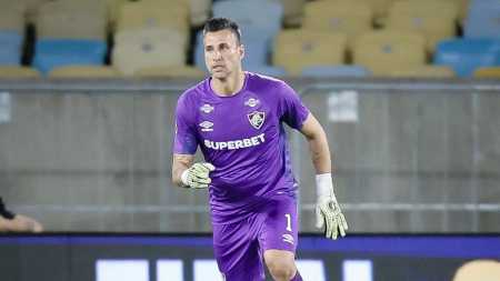 Fábio em ação na partida entre Fluminense e Lanús, pela Copa Sul-Americana
