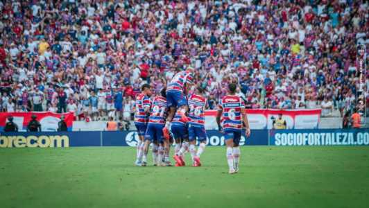 Jogadores do Fortaleza celebram gol contra o Sport neste sábado (27)