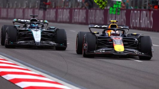 George Russell (à esq.) e Yuki Tsunoda (à dir.) em ação durante o GP do Azerbaijão
