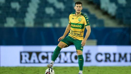 Zagueiro Nathan Pelae em jogo pelo Cuiabá