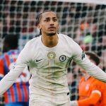 Brasileiros brilham, e Chelsea vence Crystal Palace fora de casa pelo Inglês