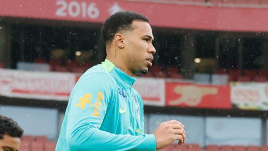 Gabriel Magalhães, titular da Seleção Brasileira, em treinamento no Emirates Stadium, em Londres