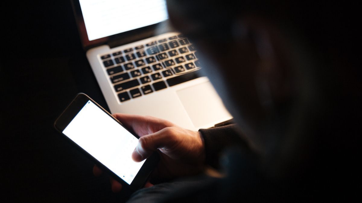 Jovem acusado de incitar suicídio a adolescentes pela internet é julgado na Alemanha