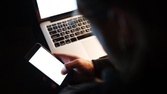 Jovem de 21 anos é julgado na Alemanha suspeito incitar suicídio, automultilações e conteúdos sexuais pela internet