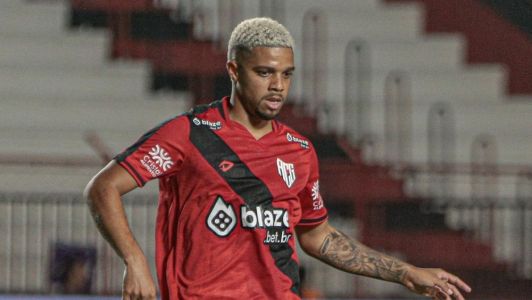 Robert Santos, jogador emprestado pelo Atlético, em ação pelo Atlético-GO
