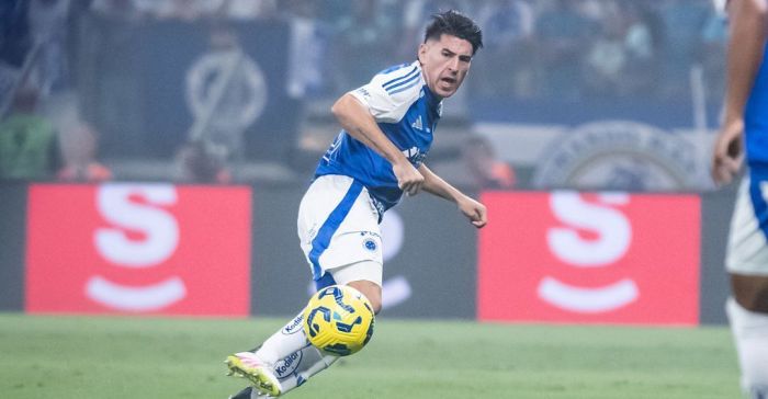 Lucas Villalba, zagueiro do Cruzeiro, em ação contra o Corinthians