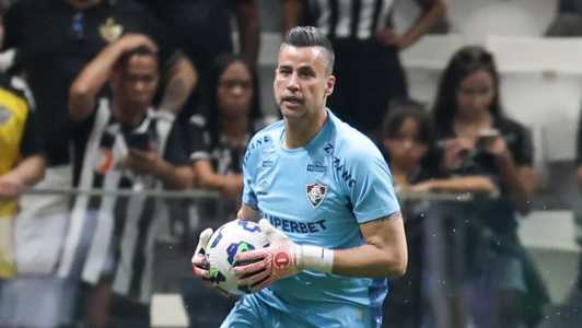 Fábio em ação na partida entre Atlético e Fluminense, pela Série A do Brasileiro
