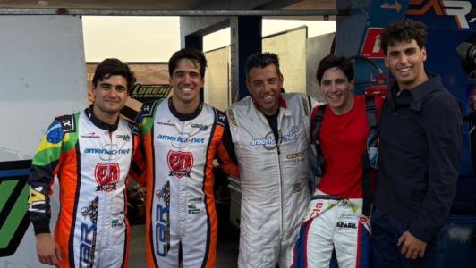 Bortoleto curte férias da Fórmula 1 com Rafa Câmara e piloto da Stock Car