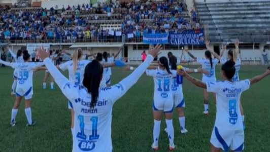 Jogadoras do Cruzeiro celebram com a torcida no Estádio Mamudão, em Governador Valadares, após vitória sobre o Valadares