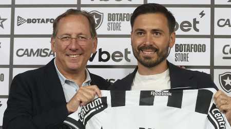 John Textor (à esq.) ao lado de Davide Ancelotti (à dir.)