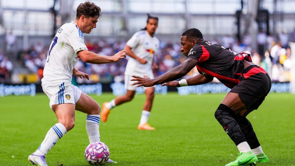 Milan e Leeds United empatam em amistoso na Irlanda; Roma vence Everton na Inglaterra