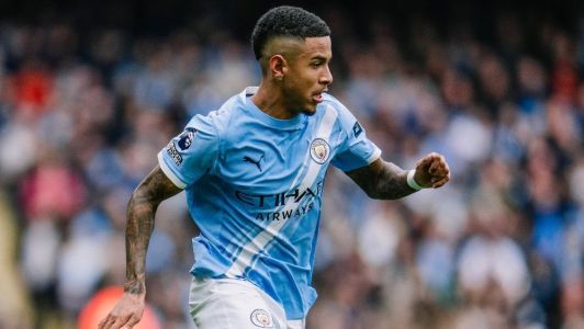 Savinho em ação na partida entre Manchester City e Burnley, pela Premier League