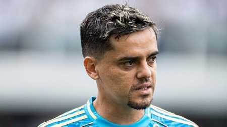 Fagner, lateral do Cruzeiro, antes de jogo contra o Santos, pelo Brasileirão 2025