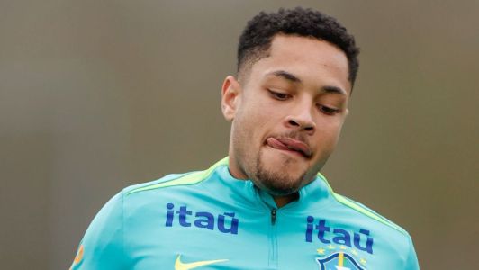 Vitor Roque, atacante do Palmeiras, em treinamento da Seleção Brasileira em Londres