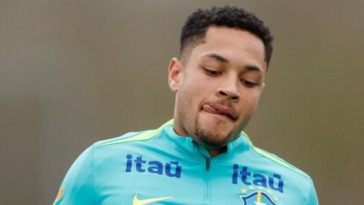 Vitor Roque, atacante do Palmeiras, em treinamento da Seleção Brasileira em Londres