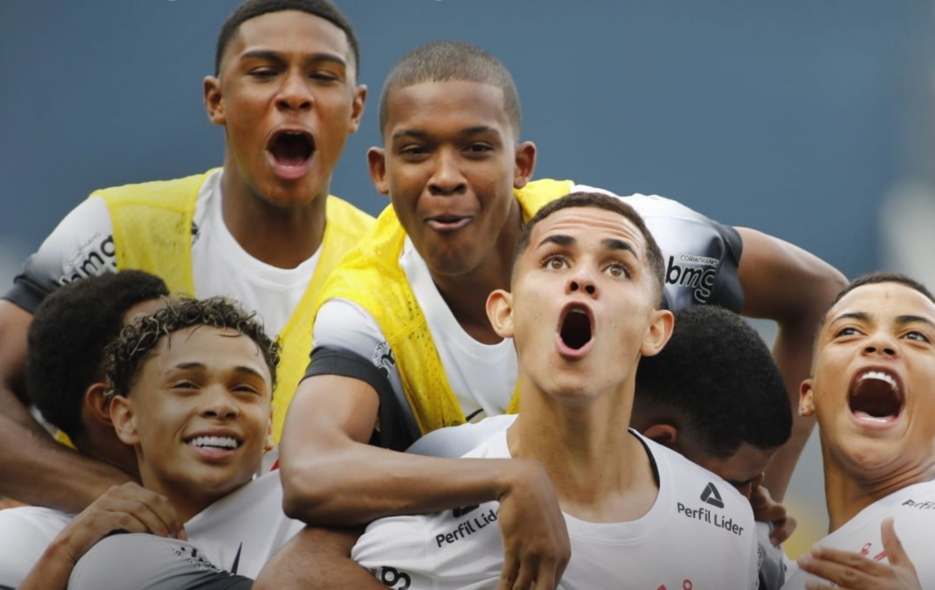 Corinthians elimina Grêmio e enfrentará rival na decisão da Copinha