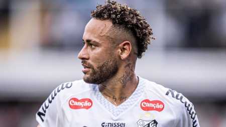 Neymar em ação pelo Santos contra o Cruzeiro pelo Brasileirão