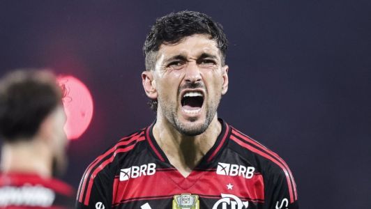 Arrascaeta comemora gol diante do RB Bragantino neste sábado (22)