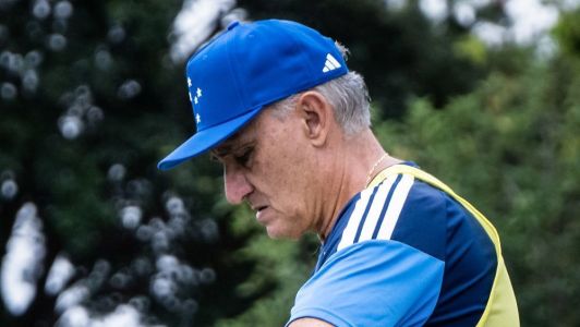 Tite, treinador do Cruzeiro, durante treino da equipe na Toca da Raposa II