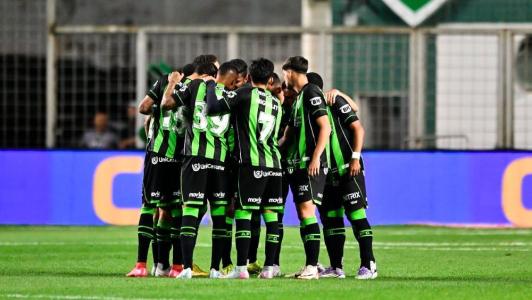 Jogadores do América antes da partida com o Volta Redonda, pela Série B