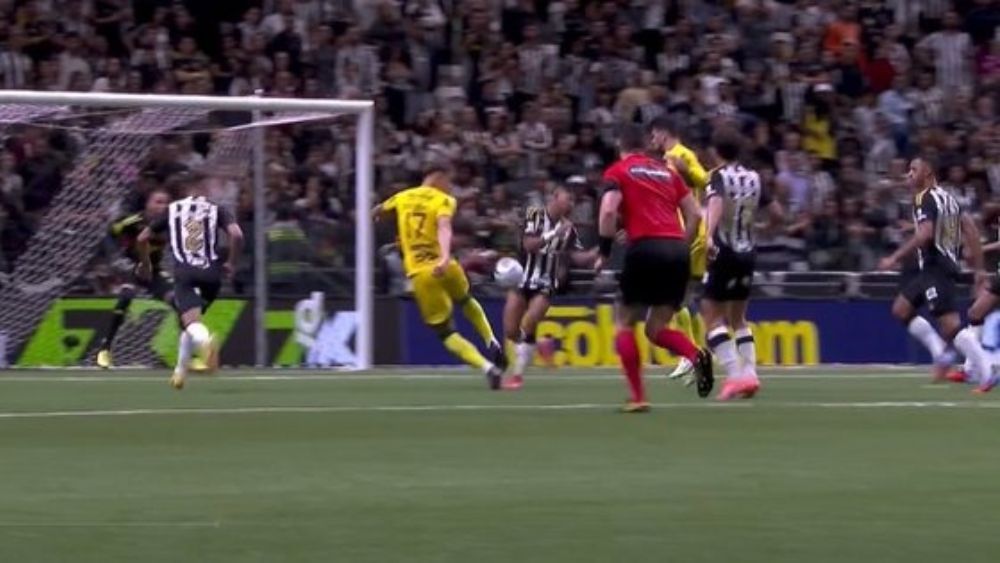 Foi pênalti de Rony em Atlético x Mirassol? Comentarista responde