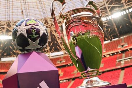 Bola e troféu da UEFA Champions League 2026