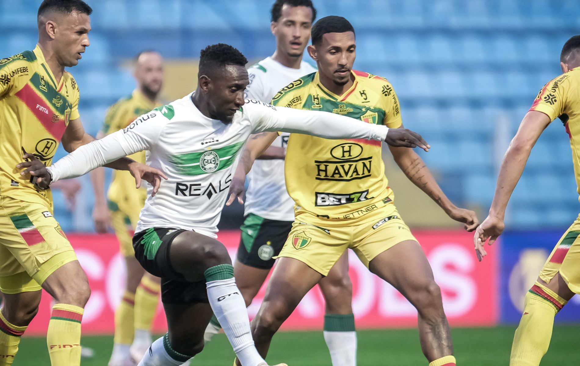 Coritiba derrota Brusque e tem primeira vitória como visitante na Série B