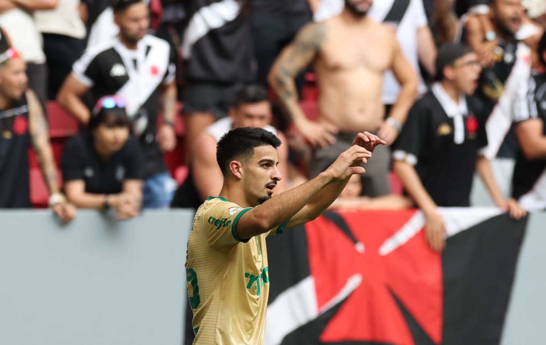 Palmeiras derrota Vasco pelo Brasileiro e segue na cola do líder Botafogo