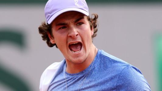 João Fonseca comemora ponto na estreia de Roland Garros 2025