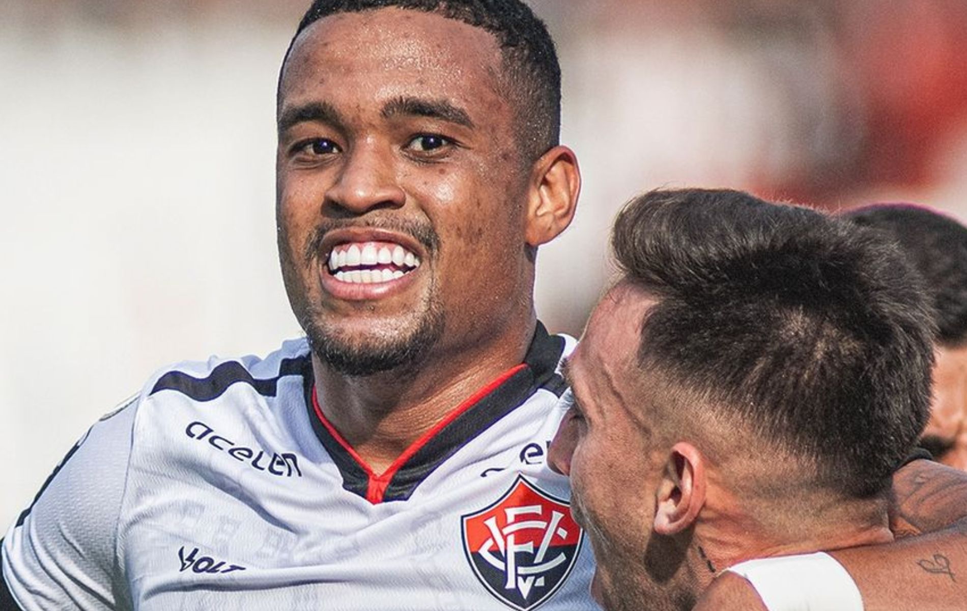 Com gol de ex-Atlético, Vitória bate Atlético-GO fora de casa e respira no Brasileiro