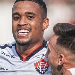 Com gol de ex-Atlético, Vitória bate Atlético-GO fora de casa e respira no Brasileiro