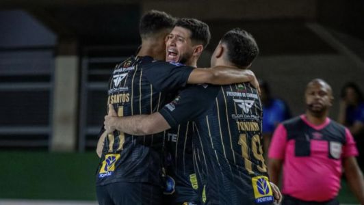 Jogadores do Vélez Camaquã comemoram gol diante do Cruzeiro Futsal neste sábado (6)