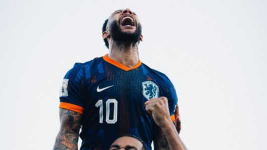 Memphis comemora gol pela Seleção Holandesa neste domingo (7)