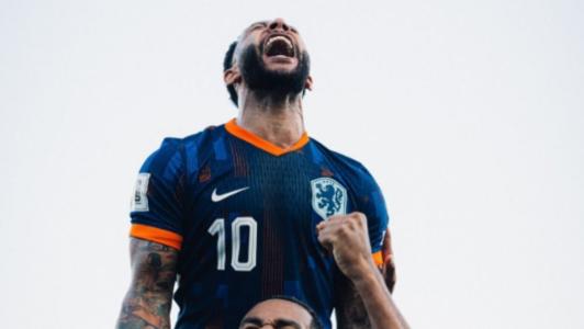 Memphis comemora gol pela Seleção Holandesa neste domingo (7)
