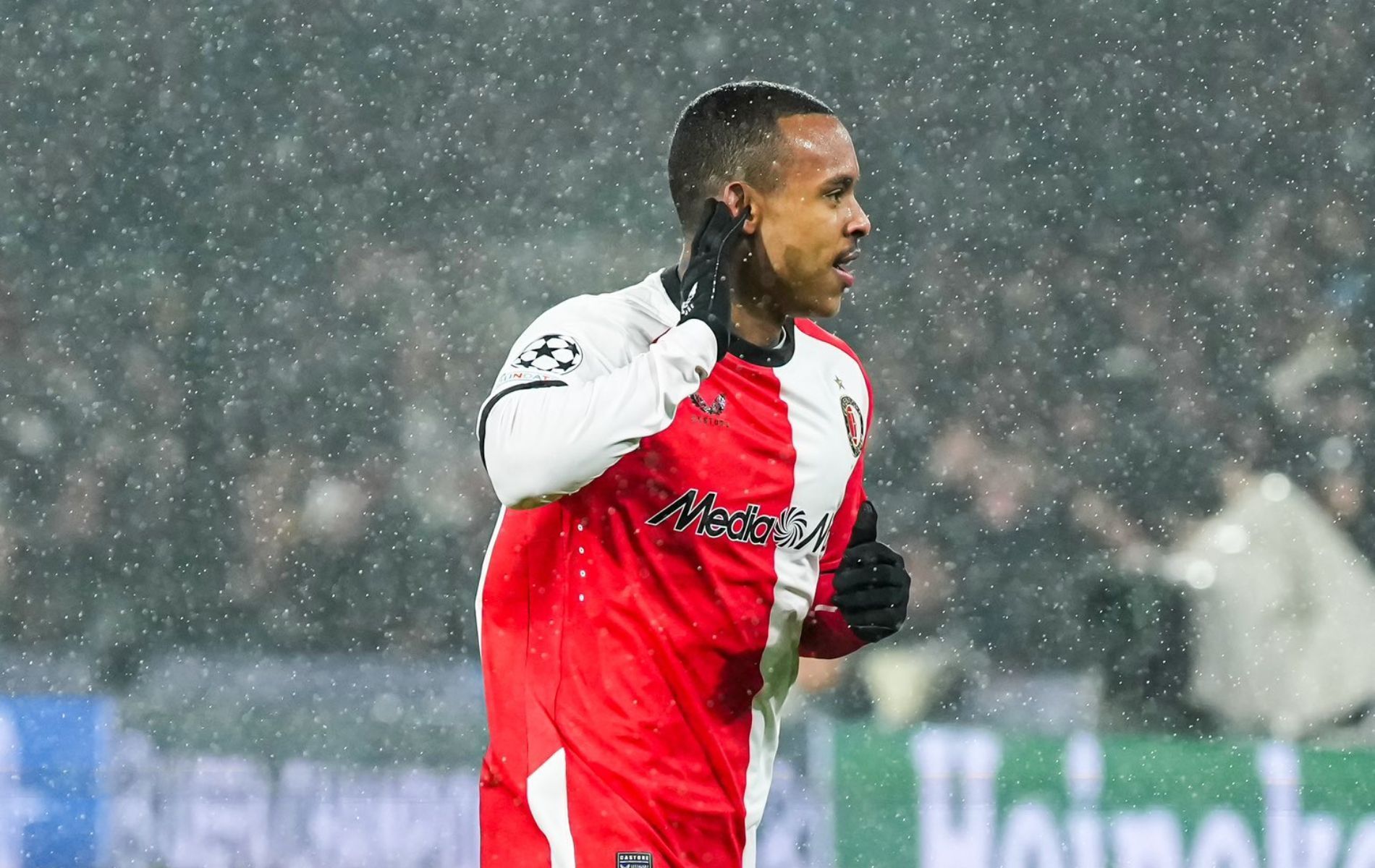Com gol de brasileiro, Feyenoord bate Milan e abre vantagem na Champions League