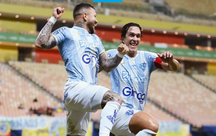Jogadores do Paysandu celebram classificação na Copa Verde