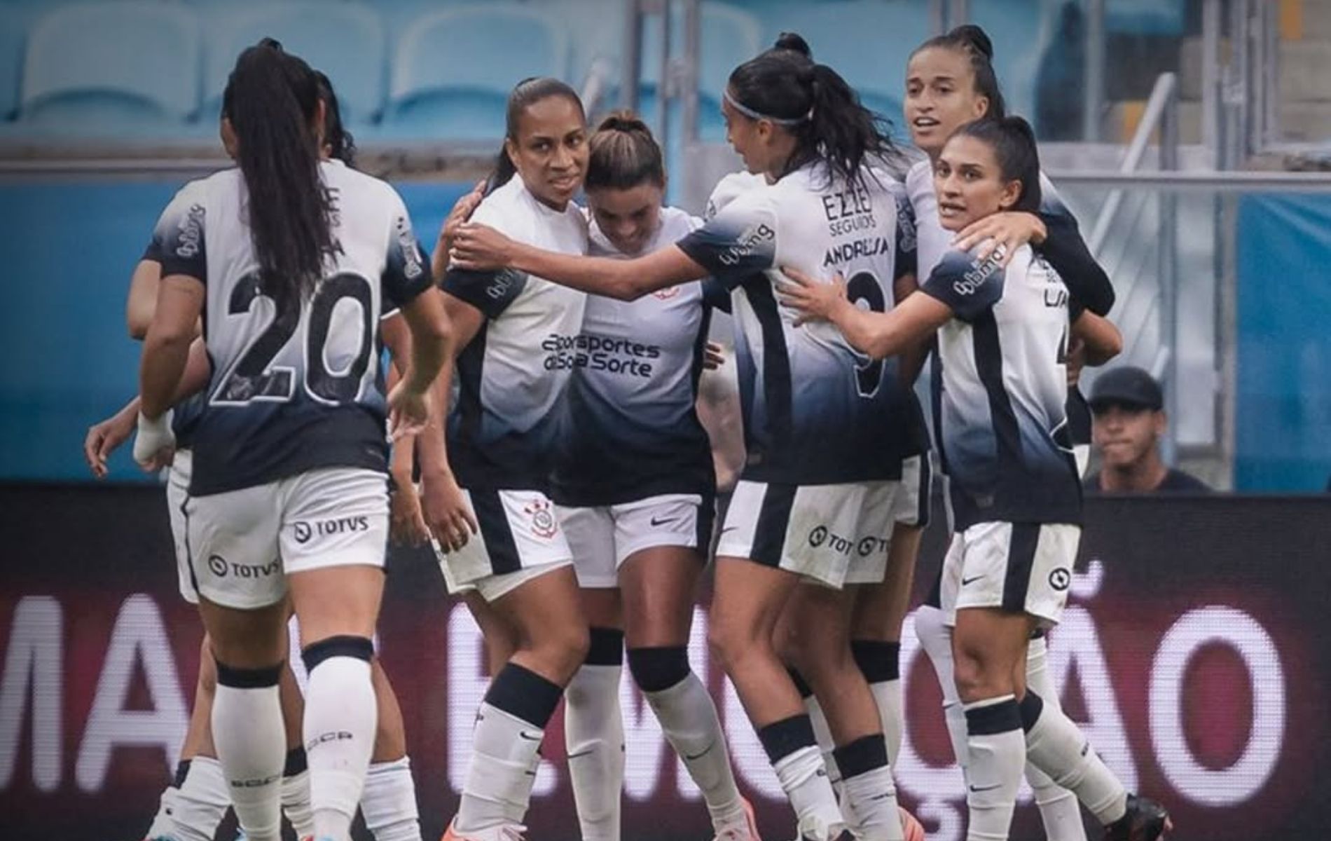 Corinthians goleia Grêmio e enfrentará Cruzeiro na semi da Supercopa Feminina