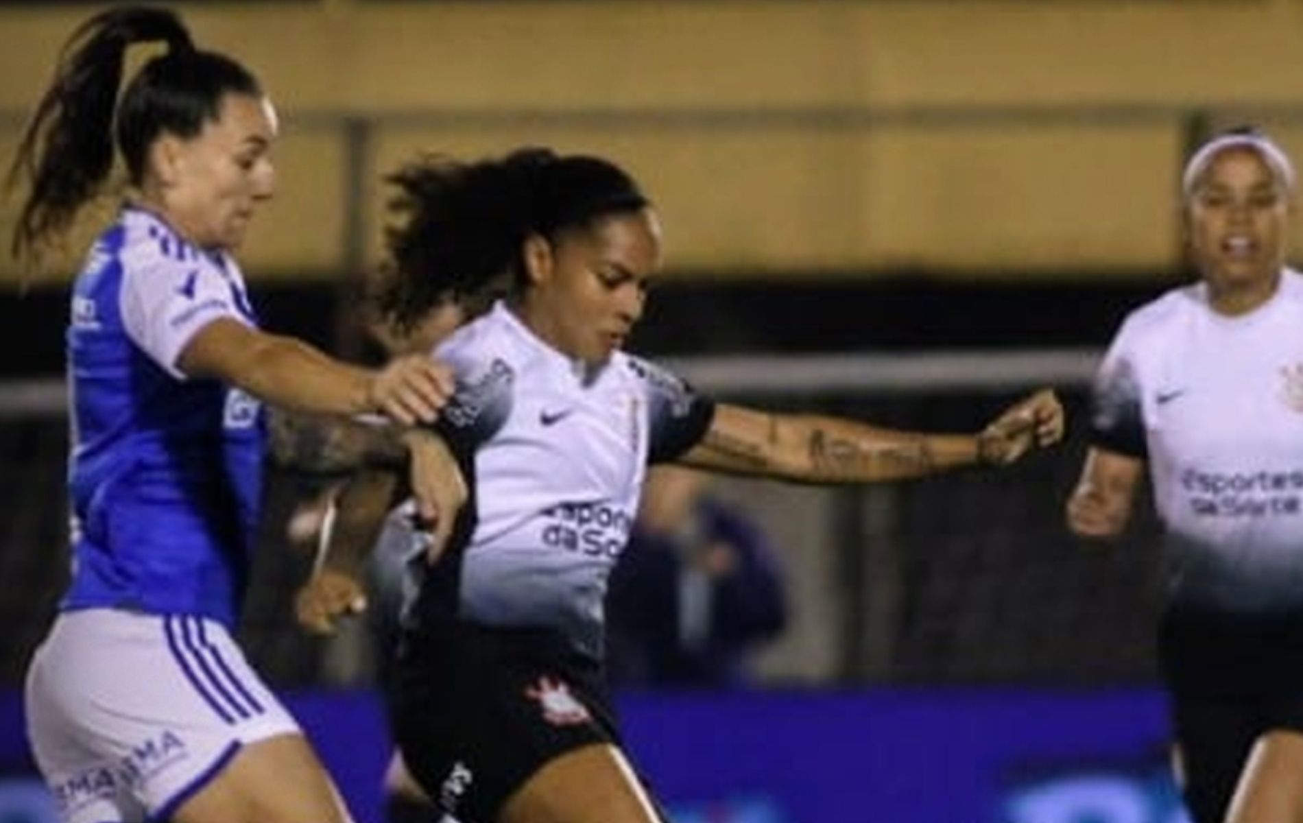 Goleira é expulsa no início, e Corinthians elimina Cruzeiro na Supercopa Feminina