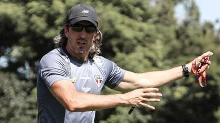 Zubeldia em treino do São Paulo