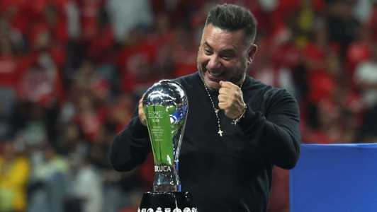Turco Mohammed com taça do Campeonato Mexicano pelo Toluca