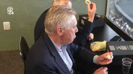 Carlo Ancelotti experimenta Biscoito Globo no estádio Nilton Santos