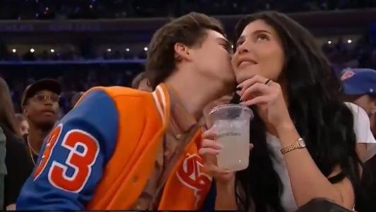 Kylie Jenner e Timothée Chalamet no Madison Square Garden, em jogo do Knicks