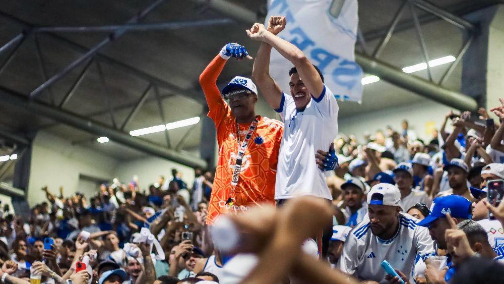 Campeão pelo Cruzeiro assiste à vitória sobre o Palmeiras no meio da torcida