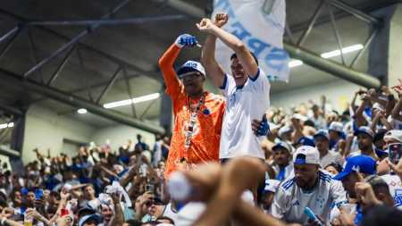 Luvannor assiste a jogo do Cruzeiro com torcida organizada