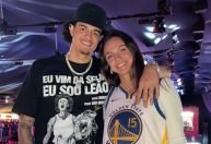 Brasileiro da NBA pede namorada jogadora de vôlei em casamento; assista