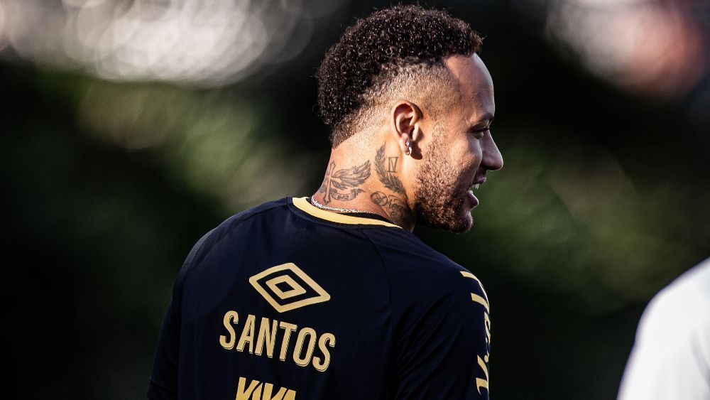 Com futuro indefinido, Neymar celebra vitória do Santos no Brasileirão