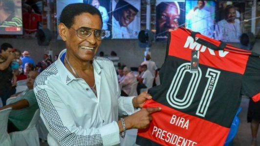 Bira Presidente, criador do Cacique de Ramos e do Fundo de Quintal, com camisa do Flamengo