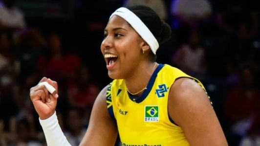 Ana Cristina comemora ponto em jogo do Brasil